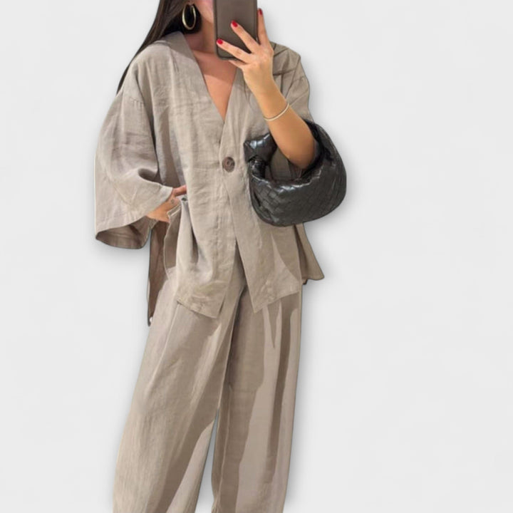 Jacqueline - Casual V-Hals Top og Bukser Duo