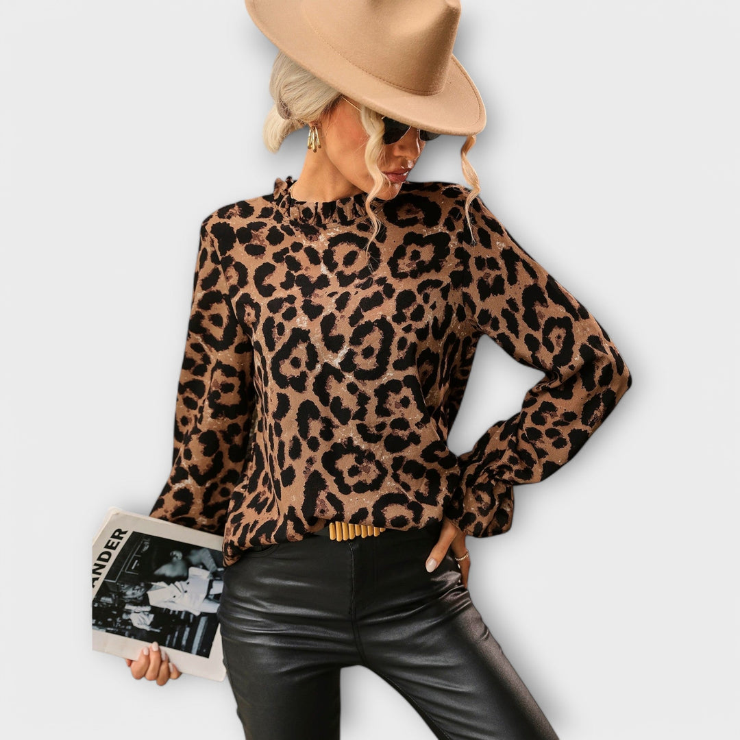 Kayla – Leopardbluse med Plisseret Krave