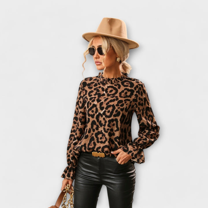 Kayla – Leopardbluse med Plisseret Krave