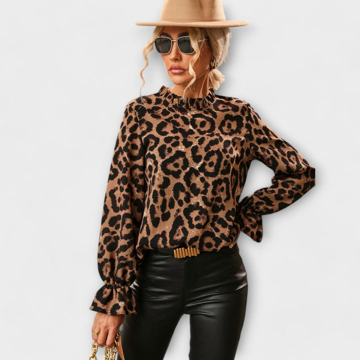 Kayla – Leopardbluse med Plisseret Krave