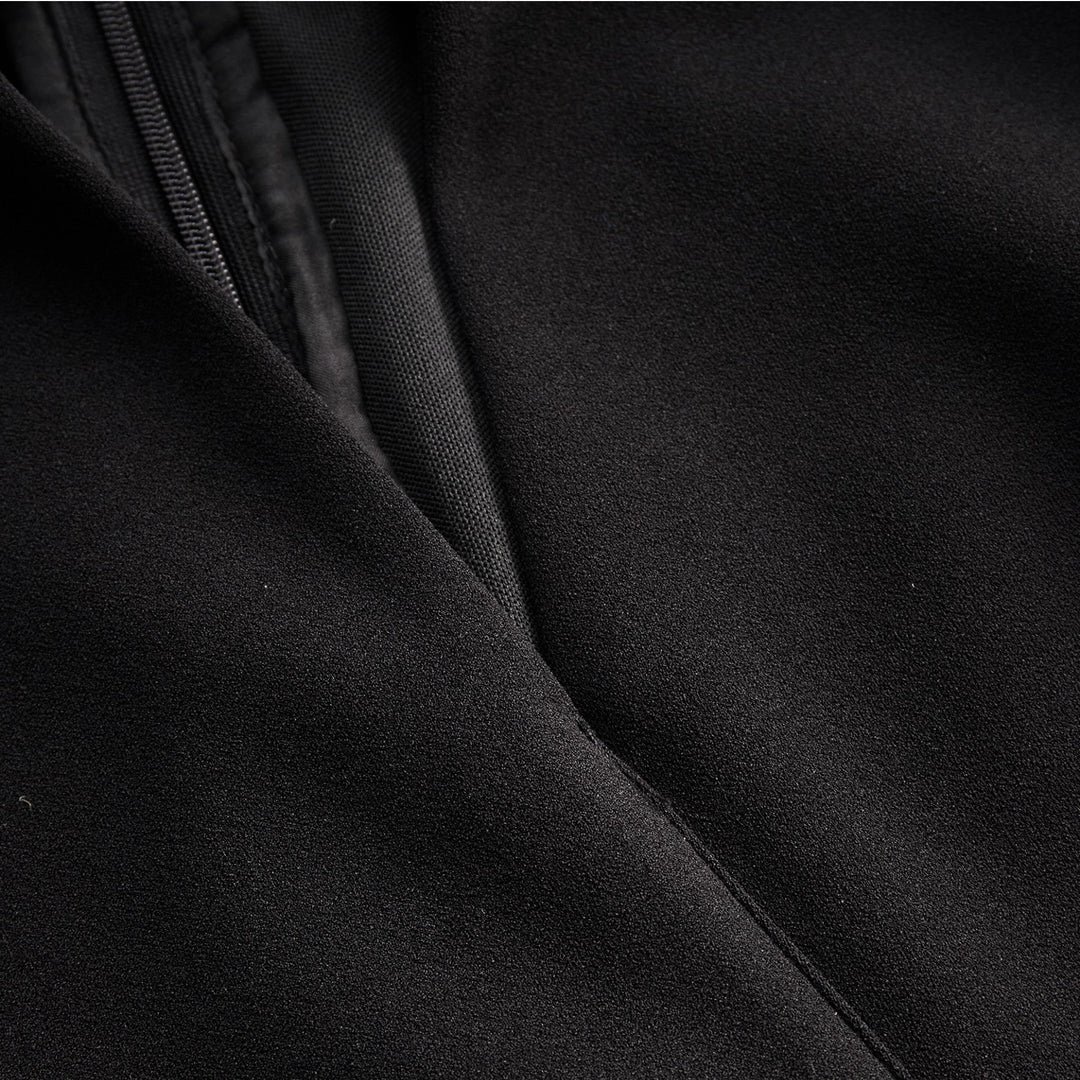 Kate | Raffineret sort kjole med bælte og mandarin krave