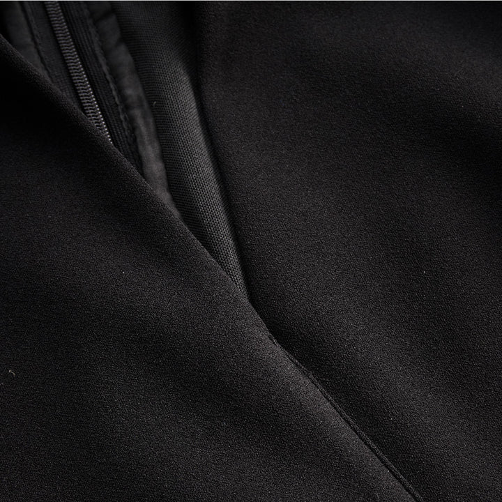 Kate | Raffineret sort kjole med bælte og mandarin krave