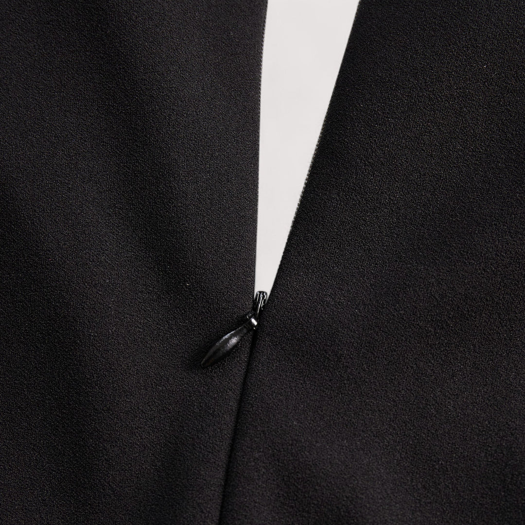 Kate | Raffineret sort kjole med bælte og mandarin krave