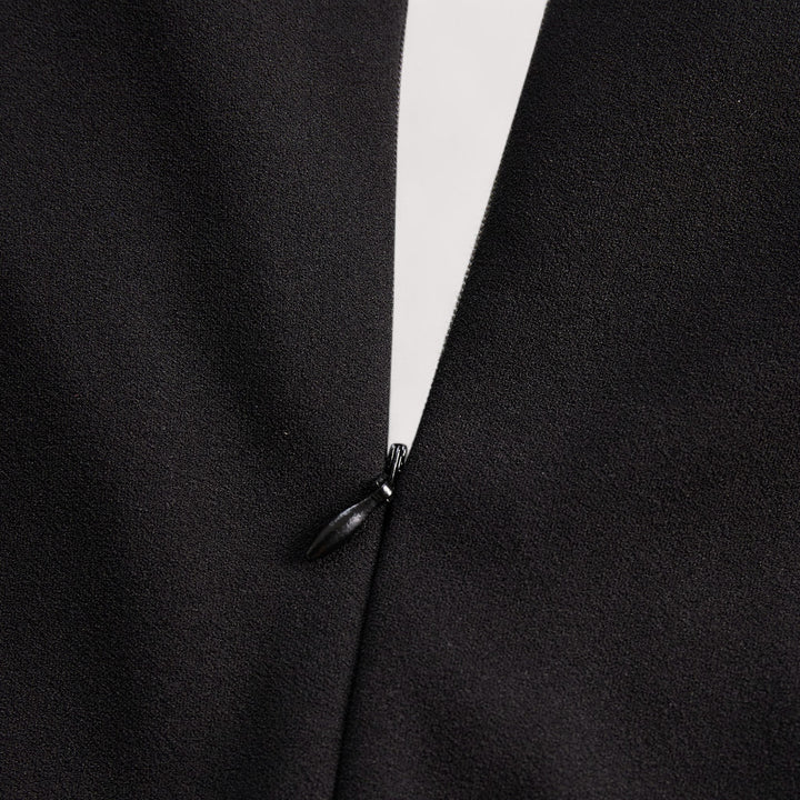 Kate | Raffineret sort kjole med bælte og mandarin krave