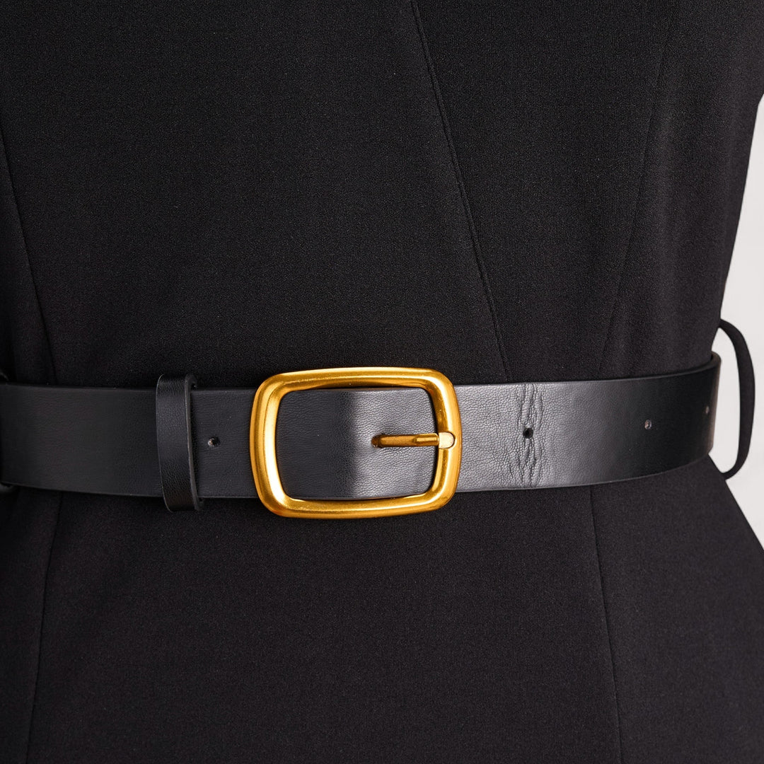 Kate | Raffineret sort kjole med bælte og mandarin krave