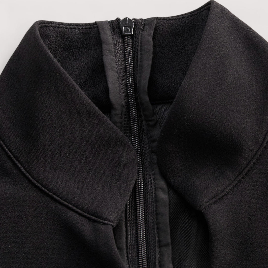 Kate | Raffineret sort kjole med bælte og mandarin krave