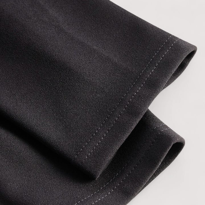 Kate | Raffineret sort kjole med bælte og mandarin krave