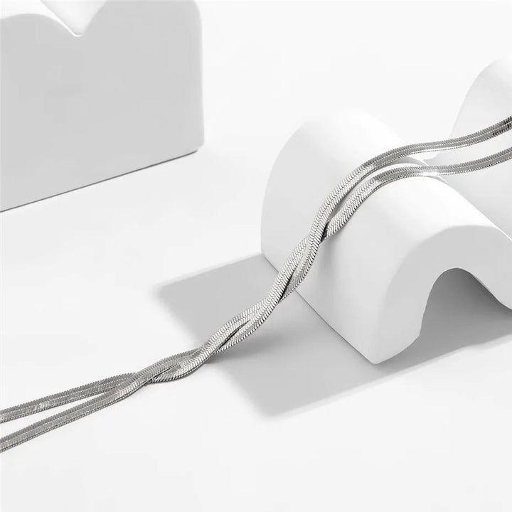 Elegant Lang Halskæde med Justerbart Slange Design