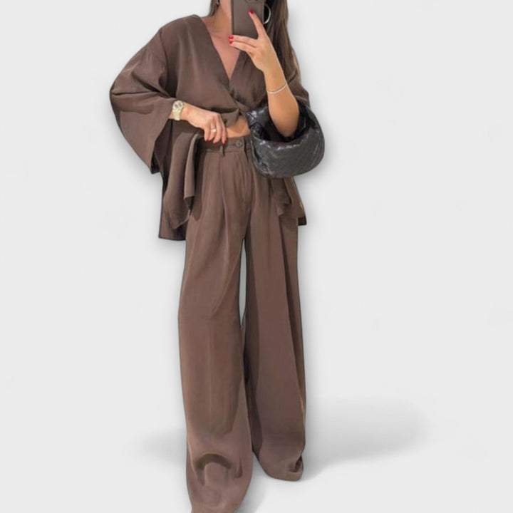 Jacqueline - Casual V-Hals Top og Bukser Duo