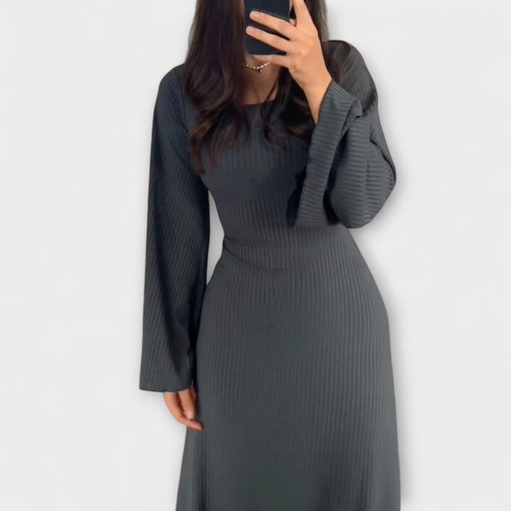 Jocelyn - Stilfuld Strikket Kjole med Talje Detalje