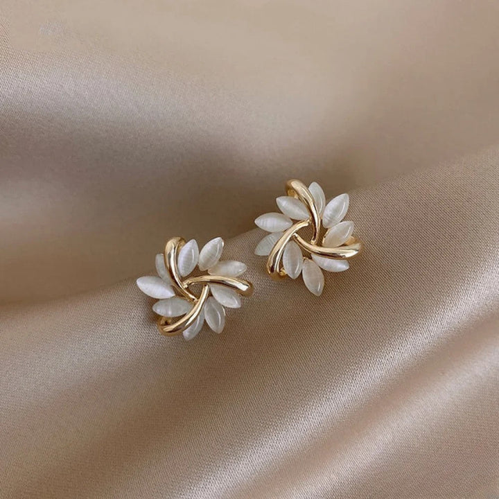 Elegante Guldøreringe med Fine Opal Blomster Motiver.