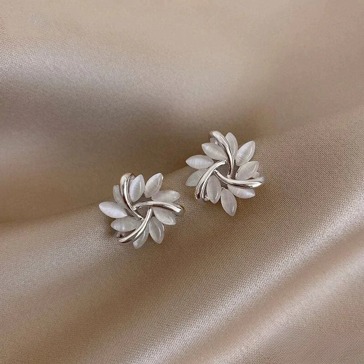 Elegante Guldøreringe med Fine Opal Blomster Motiver.